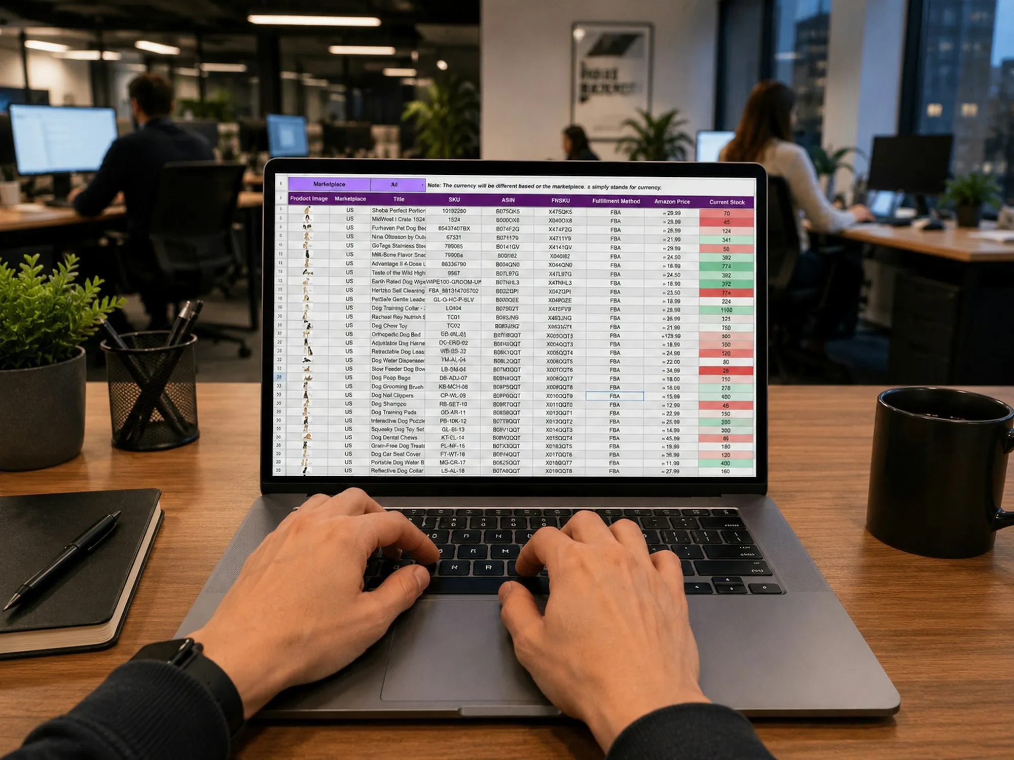Des mains sur le clavier d'un ordinateur portable qui affiche un tableur avec des cellules vertes et rouges
